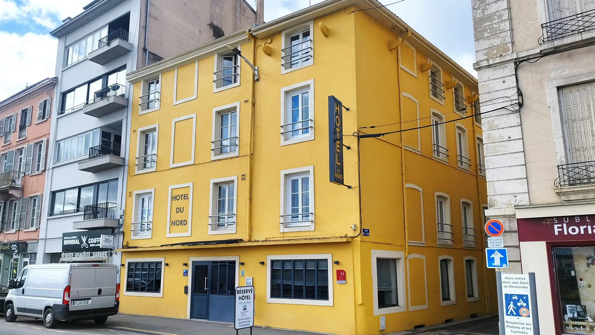 Peinture de façade pour rénovation et protection des murs à Mâcon